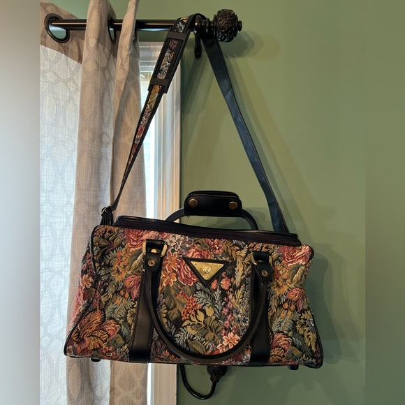 Medium size tapestry luggage, carry-on with strap never used  some wear - Picture 15 of 15
